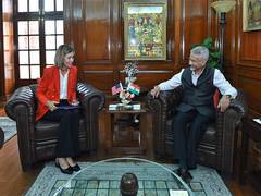 
      
      EAM holds talks with Iowa Governor on India-US economic ties
      
      