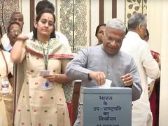 
      
      Rajya Sabha Deputy Chairman casts vote to elect 15th VP
      
      