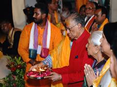 
      
      Mauritius PM Ramgoolam witnesses Ganga Aarti in Varanasi
      
      