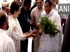 
      
      Kerala: Priyanka Gandhi meets Bishop of Thamarassery
      
      