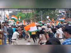 
      
      Bihar police, aspirants clash in Patna during job vacancy protest
      
      