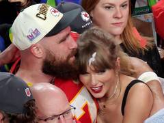 
      
       Travis Kelce shed 