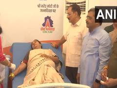 
      
      Delhi CM Rekha Gupta takes part in sankalp walk, donates blood 
      
      