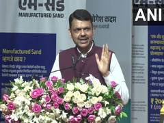 
      
      Maharashtra CM Fadnavis lauds PM Modi's working approach
      
      