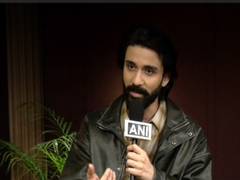 
      
      Raghav reveals why he was on phone when touching SRK’s feet 
      
      