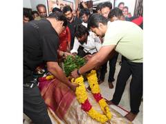 
      
      Udhyanidhi Stalin pay his respects at Robo Shankar's funeral
      
      