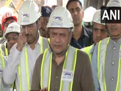 
      
      Railway Minister Ashwini Vaishnaw interacts with workers 
      
      