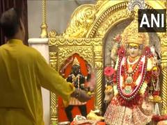 
      
      Morning aarti offered at Jhandewalan Temple on second day 
      
      
