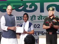 
      
      Defence Minister Rajnath Singh felicitates sanitation workers
      
      