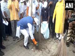 
      
      Odisha CM lead cleanliness drive at Lingaraj temple
      
      