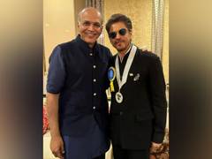 
      
      Ashutosh Gowariker congratulates SRK
      
      