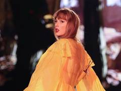 
      
      Pop star Taylor Swift returns to late-night TV
      
      