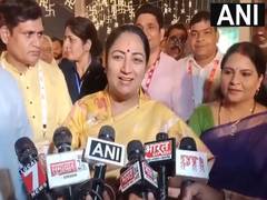
      
      Delhi CM attends Ramleela organised by Sanatan Sanskarm
      
      