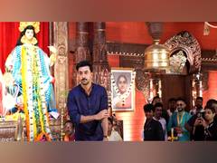 
      
      Ranbir Kapoor offers prayers at Durga Puja pandal
      
      