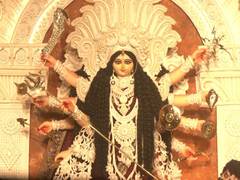 
      
      Durga Puja: Kolkata's Mudiali Club Pandal honors Bengali craftsma
      
      
