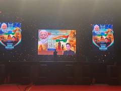 
      
      Manoj Muntashir's 'Mera Desh Pahle' gets standing ovation
      
      