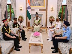
      
      CDS, Service Chiefs call on President Murmu to Rashtrapati Bhavan
      
      