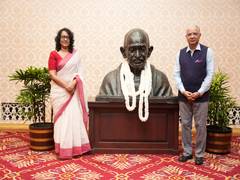 
      
      Sri Lankan pays tribute to Gandhi on his birth anniversary
      
      