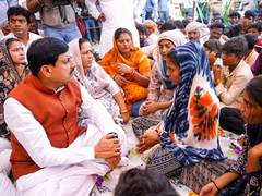 
      
      MP CM meets victims’ families of Khandwa tractor-trolley incident
      
      