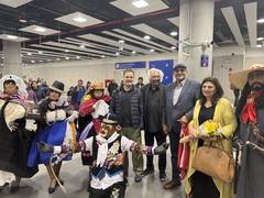 
      
      Rahul Gandhi meets artists, students in Lima
      
      
