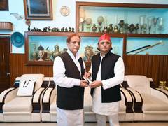 
      
      SP leader Akhilesh Yadav visits MP Azam Khan's residence
      
      
