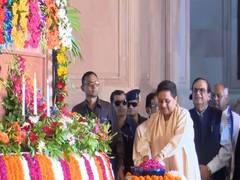 
      
      Mayawati pays floral tribute to Kanshi Ram
      
      