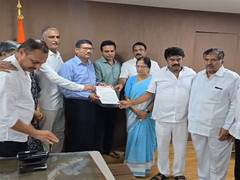 
      
      Telangana: BRS leaders submit representation to RTC MD
      
      