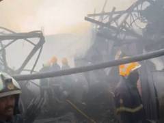 
      
      Maharashtra: Massive fire breaks out at several shops in Mumbai
      
      