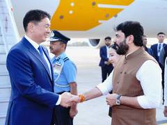 
      
      Mongolian President arrives in Delhi, accorded guard of honour
      
      