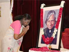
      
      President Murmu pays floral tributes to Dr. APJ Abdul Kalam
      
      