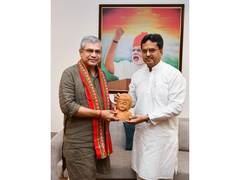 
      
      CM meets Ashwini Vaishnaw on Vande Bharat, cyber hub
      
      