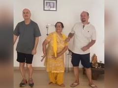 
      
      Kher enjoys adorable dance with mother Dulari, brother Raju
      
      