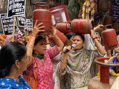 
      
      AAP leads padyatra against BJP’s false promise of free gas cylind
      
      