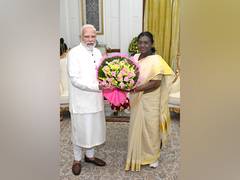 
      
      PM Modi calls on President Droupadi Murmu, shares Diwali greeting
      
      