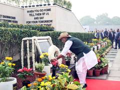 
      
      Defence Minister Rajnath Singh lays wreath at National Police Mem
      
      
