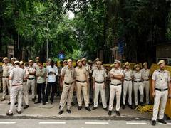 
      
      Delhi ACB arrests tout red-handed for accepting Rs 50,000 bribe
      
      
