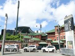 
      
      Shining sun,  excited fans in Sydney await India's 3rd ODI vs AUS
      
      