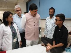 
      
      MP CM visits Hamidia hospital to meet carbide guns victims
      
      