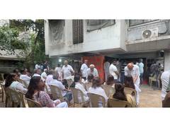 
      
      Celebs  gather for antim darshan of Satish Shah at his residence
      
      