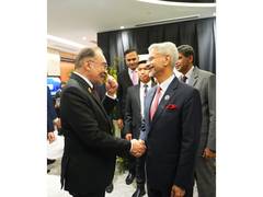 
      
      EAM holds talks with Malay PM on bilateral ties on ASEAN Summit s
      
      