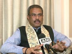 
      
      Pradhan calls RJD-Congress alliance in Bihar a ‘Lathbandhan'
      
      