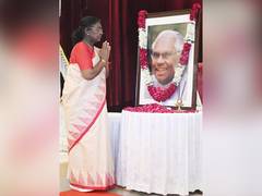 
      
      President Droupadi Murmu pays tribute to K.R. Narayanan
      
      