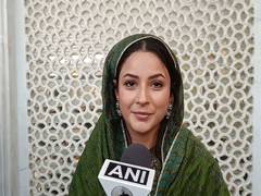 
      
      Shehnaaz Gill offers prayers at Shri Harmandir Sahib in Punjab 
      
      