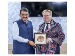 
      
      Maha CM holds talks with Netherlands Minister of Infra
      
      