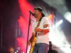 
      
      Luke Bryan addresses “misinformation” about sister Kelly’s death
      
      