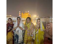 
      
      Upasana Singh, Mannat Singh, Sheeba visit Golden Temple
      
      