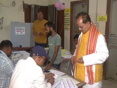 
      
      Vijay Kumar Sinha casts his vote for first phase of Bihar electio
      
      