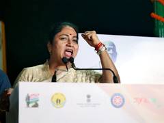 
      
      Delhi CM encourages use of public transport, carpooling
      
      