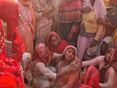 
      
      UP: Wailing mothers, sisters of Delhi blast victim seek govt help
      
      