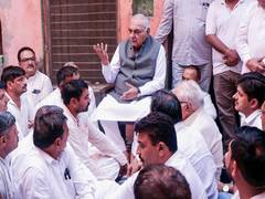 
      
      Hooda submits memorandum to Haryana Guv
      
      